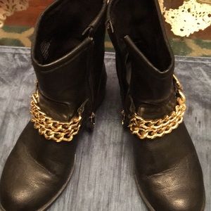 Edgy gold chain black  boots